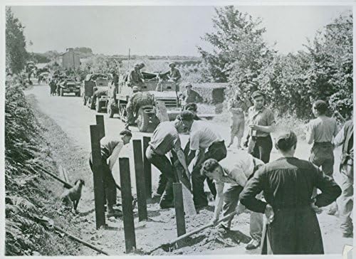Реколта снимка стоманени препятствия, установени отступающими германците в покрайнините на град Брест, които расчищают