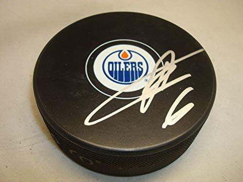 Адам Ларсон подписа хокей шайба Едмънтън Ойлърс с автограф на 1C - за Миене на НХЛ с автограф