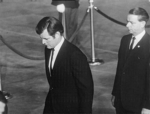 Реколта снимка на Едуард Мур Тед Кенеди, гуляющего с мъж.
