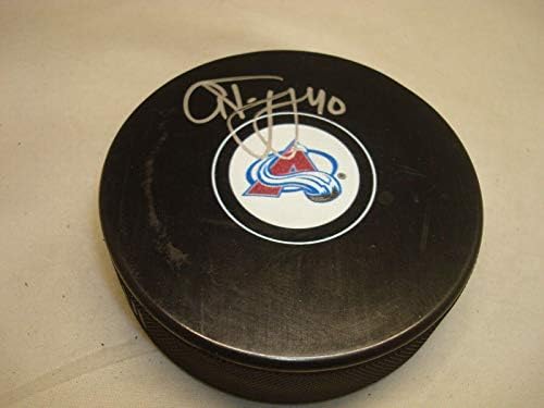 Алекс Тангуэй подписа хокей шайба Колорадо Аваланш с автограф на 1C - за Миене на НХЛ с автограф