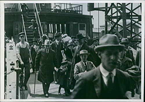 Реколта снимка сцена от филма Марш на времето,Американците на всичко!, показва скандинавски имигранти, които пристигат в Съединените Щати.