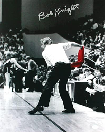 Черно-бяло изображение на Боб Найт в Индиана 16x20 с автограф на Червено столче - JSA W * Silver - Снимки колеж